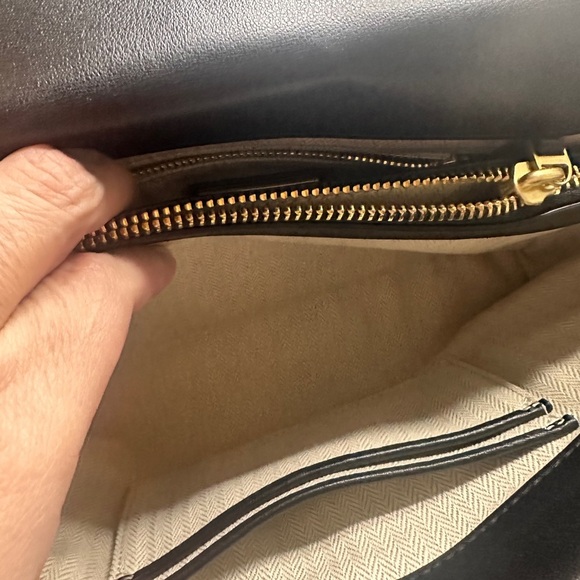 TORY BURCH KIRA CHEVRON CONVERTIBLE
SHOULDER BAG ((Authentic)) 2023 - Picture 13 of 16